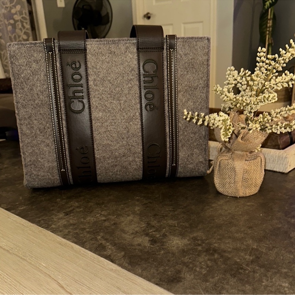 Chloe woody tote medium  ( Authentic)felt and leather .